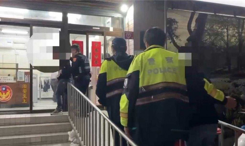 動手打人的賴男、黃男、黃女3人，疑似與被打的谷男有車輛買賣糾紛，3人被依現行犯逮捕，全案依刑法聚眾鬥毆、傷害等罪嫌移送偵辦。（圖／翻攝畫面／紀爰高雄傳真）