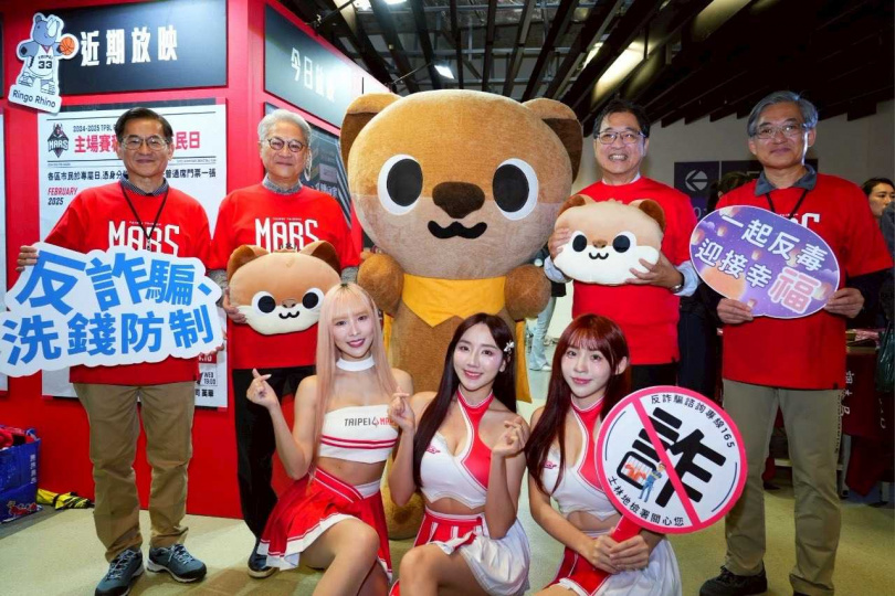 台新金控董事長吳東亮攜手法務部部長鄭銘謙,與台新戰神一起響應法務部宣導活動。(圖/台新金控提供)