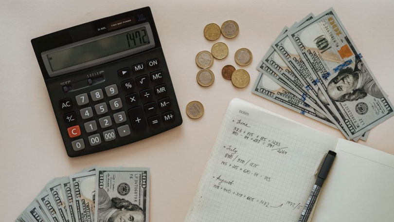   許多網友認為以原PO的薪資條件，要買總價2000萬的房壓力偏大，加上又是小坪數的套房，有人認為並不划算。（示意圖／取自Pexels）  