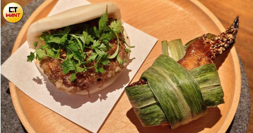 江振誠於酒店限定餐宴推出的菜色也於記者會重現，包括結合法式鄉村肉醬與紅蔥酥的刈包，與放入魷魚、粉絲等內餡，並用斑蘭葉取代粽葉的「翅中翅」。（圖／魏妤靜攝）