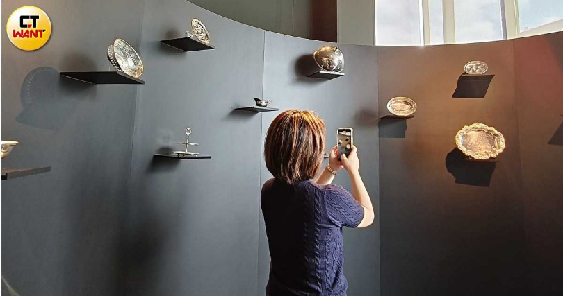 記者會現場展示新加坡萊佛士酒店於1990年代左右從酒店地下挖掘出經歷二戰仍保存完好的銀器，重新保養後再次投入使用。（圖／魏妤靜攝）