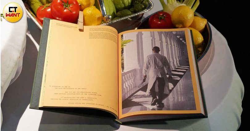 《吉光片羽- Fragments of time》全台限量 500 本，內容包括反思新加坡餐飲風貌與萊佛士酒店深厚的歷史底蘊，以及江振誠駐村期間汲取的靈感。（圖／魏妤靜攝）