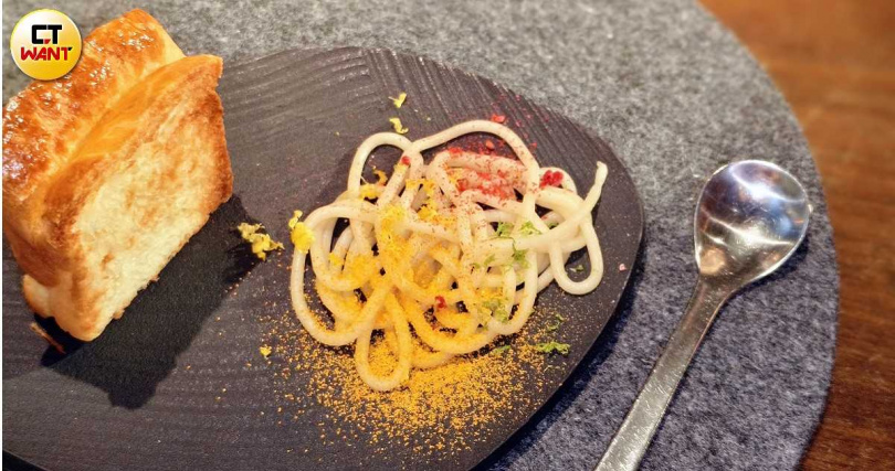 江振誠在書中寫入的特色甜點看似義大利麵麵條，卻是以華人熟悉的糕餅內餡蓮蓉所製成。（圖／魏妤靜攝）