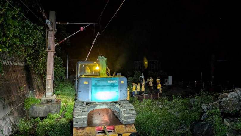 花蓮土石泥流導致電車線設備及鐵道受損。（圖／卓榮泰臉書）