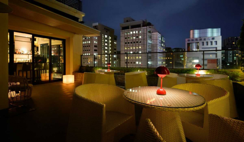 室內吧台僅6人席次，將主要空間留給了半露天的天台，彷彿一處隱身都會叢林的度假氛圍酒吧。（圖／慕舍酒店提供）