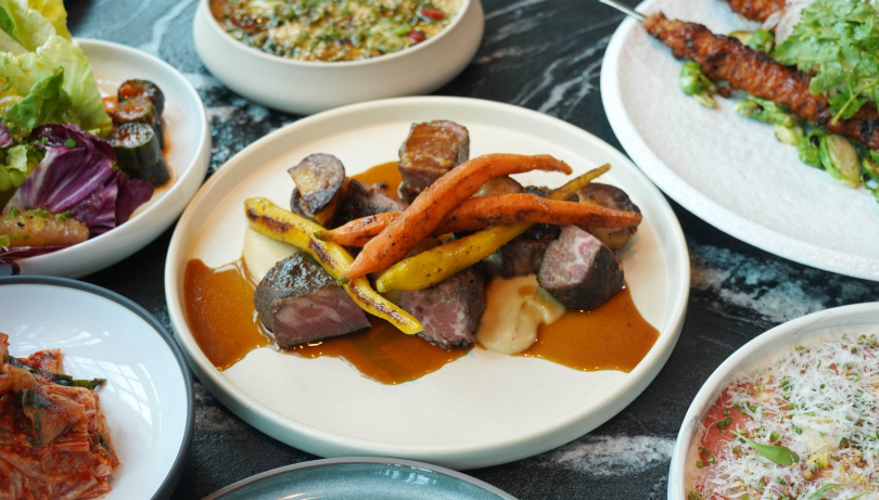 軟嫩的「韓式燉牛小排」以讓人聯想到韓式烤肉醬的多種醬汁、烤茴香泥等，賦予酸甜風味。（2,100元，圖／魏妤靜攝）