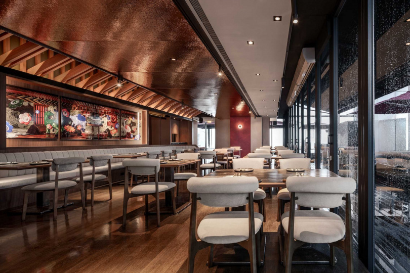 boon從早午餐時段營業至凌晨2點半，空間以融合韓屋特色的胡桃木斜架為主體架構，落地窗外即是信義區景觀。（圖／boon現代韓式餐酒館提供）