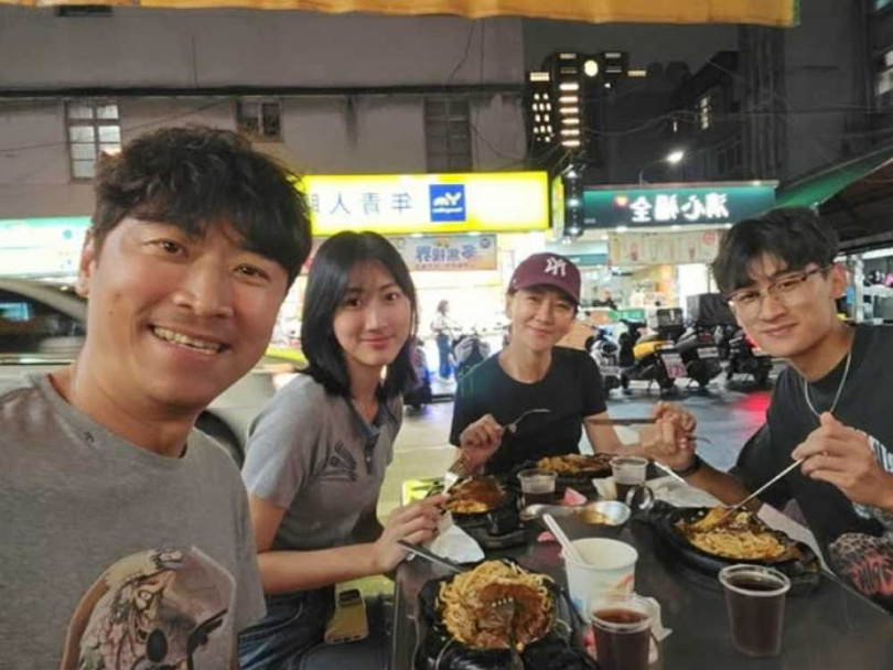 曾雅蘭曬出一家四口難得一起用餐的畫面。（圖／翻攝自曾雅蘭Instagram）