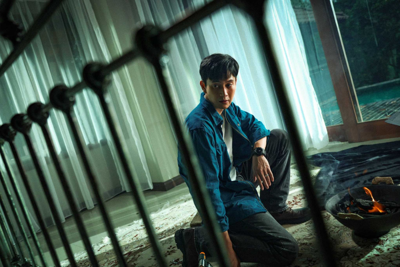 劉冠廷在《私家偵探》飾演警察,把古天樂當作命案嫌疑人。(圖/華映提供)