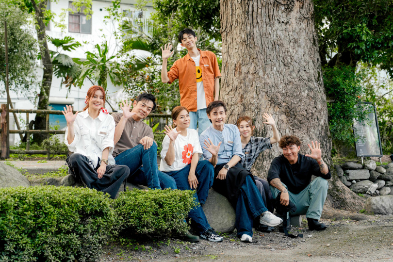 莎莎（左起）、姚元浩、江美琪、吳政迪、包偉銘、白安、郭泓志前進花蓮鳳林。（圖／好看娛樂提供）