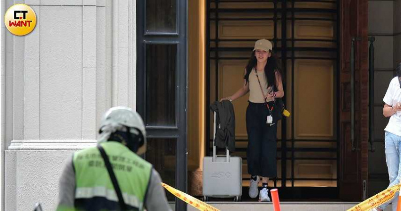 當日下午2點半，本刊也直擊到陳意涵獨自拉著行李到場來探導演老公許富翔的班。（圖／本刊攝影組）