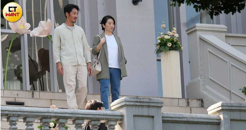 開拍前陶晶瑩與蓄鬍新造型李李仁一起在階梯上等候拍攝。（圖／本刊攝影組）