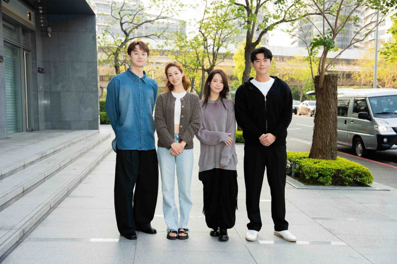 張軒睿（左起）、莫允雯、程予希及李程彬攜手主演林心如新劇《有愛我們床上談》。（圖／TVBS提供）