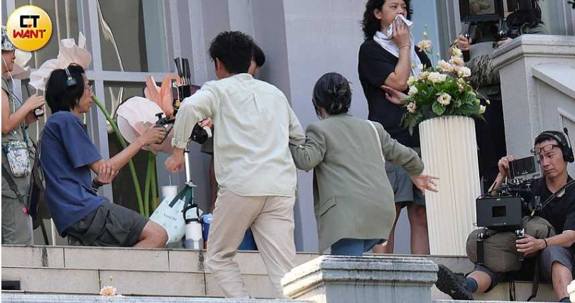 陶晶瑩勾著李李仁的手一起跑上階梯。（圖／本刊攝影組）