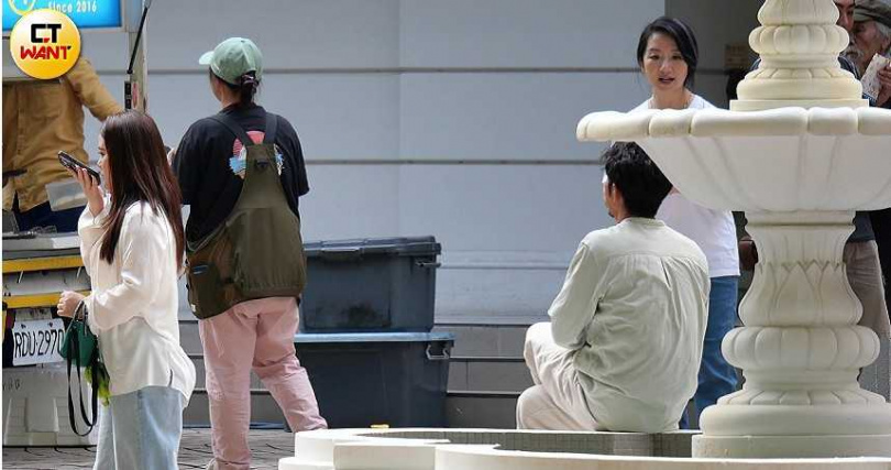 夫妻倆坐在一旁吃冰淇淋休息放風。（圖／本刊攝影組）