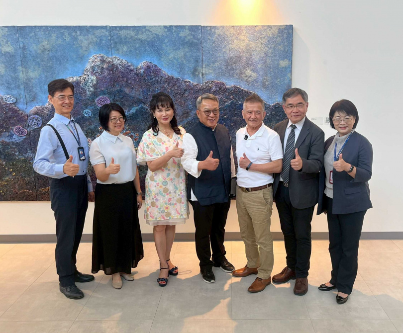 藝術家曾英棟(右三)與自行車文化探索館營運總監汪家灝(左起)、臺中市立圖書館館長曾惠君、巨大集團董事長夫人黃月玲、巨大集團董事長劉湧昌、南藝大校長邱上嘉、臺中市政府文化局長陳佳君於作品《玉山之冬》前合影。(圖/甘樂阿舍美術館提供)