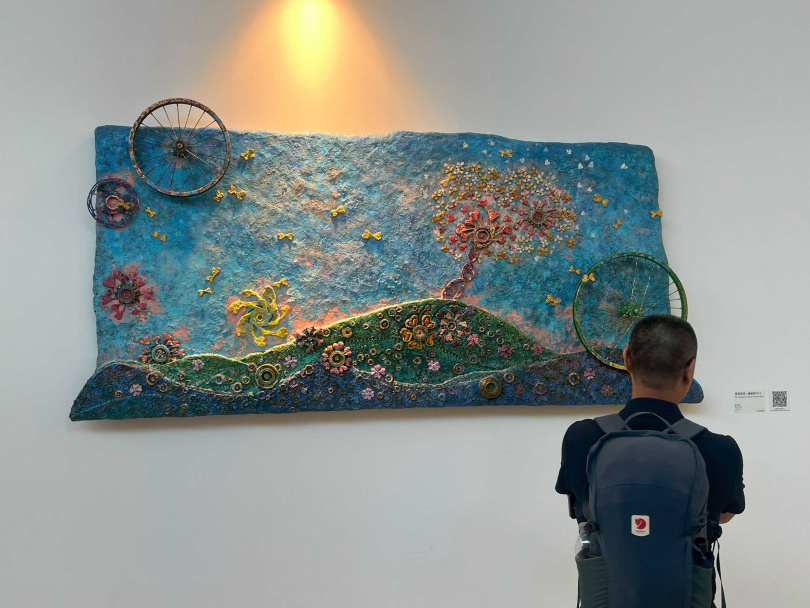 參加開幕嘉賓欣賞作品《能量風景:輪動的DNA》。(圖/甘樂阿舍美術館提供)