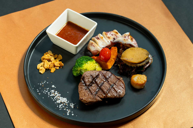 「海陸百分百－碳烤菲力盛宴」活動期間若點碳烤澳洲菲力牛排，即升級豪華海陸拼盤。（圖／台南老爺行旅提供）