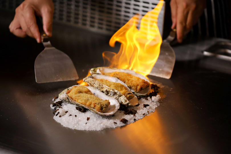 8/8至8/10至皇饕牛排館鐵板燒用餐，3人以上同行消費鐵板燒套餐贈送板煎牡蠣乙顆。（圖／高雄萬豪酒店提供）