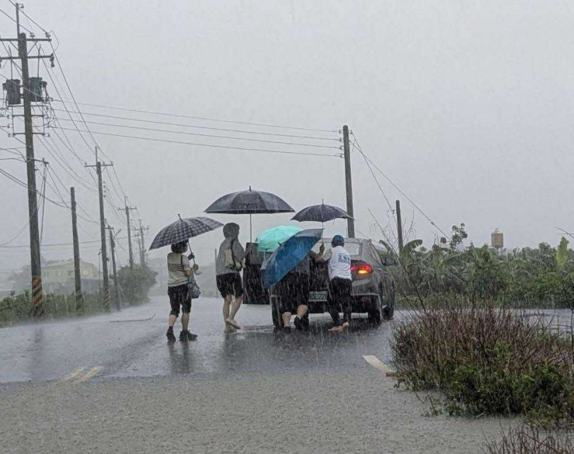 嘉義縣嘉22線淹水超過半個輪胎高度，考察車隊受阻。