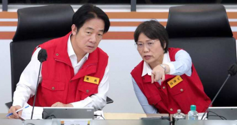 丹娜絲颱風來襲，賴清德總統6日視察中央災害應變中心，與指揮官、內政部長劉世芳交換意見。（圖／翻攝畫面）