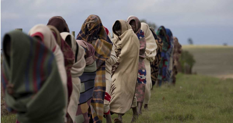 每年都有數以萬計的青少年被帶往偏遠的訓練學校營地，參與這場為期大約3週的秘密儀式。（圖／達志／美聯社）