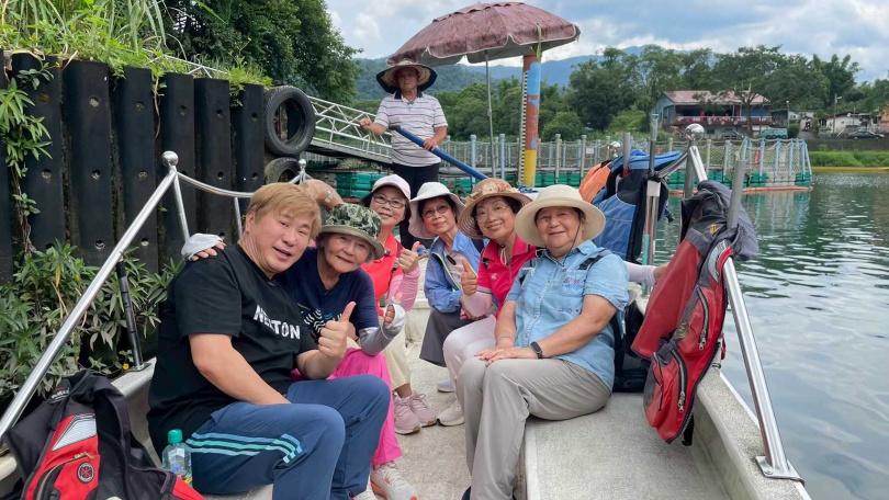 胡瓜和噴射機阿嬤比賽一百公尺，被阿嬤的速度驚艷。（圖／下面一位提供）