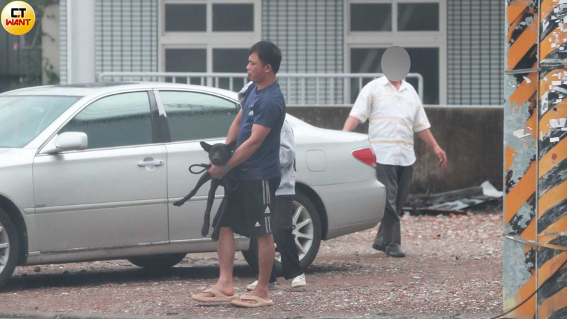 本刊直擊越籍移工直接綁架活體小黑狗準備販售，並要買家「自己回去殺」。（圖／本刊攝影組）