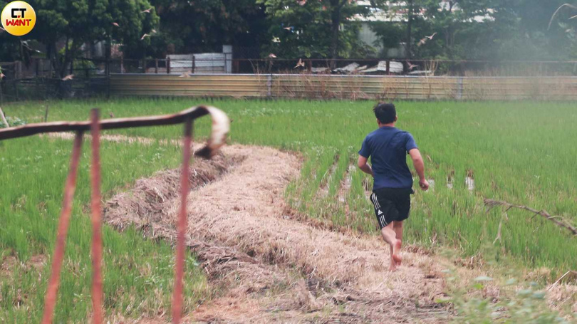 販售狗肉的越籍移工看見警方，連拖鞋都顧不得穿，光腳丫在田埂上狂奔。（圖／本刊攝影組）