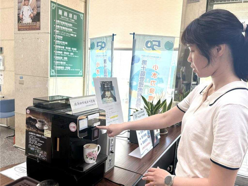 只要花銅板價20元，就能在台水第十區管理處大廳享用1杯現磨小農精品咖啡，還能眺望太平洋美景，民眾大讚超Chill。（圖／蔡旻妤攝）
