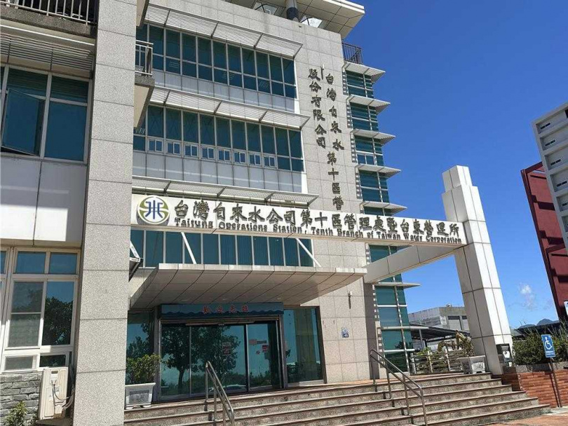 只要花銅板價20元，就能在台水第十區管理處大廳享用1杯現磨小農精品咖啡，還能眺望太平洋美景，民眾大讚超Chill。（圖／蔡旻妤攝）