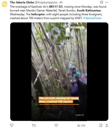 印尼南加里曼丹森林中發現的BK117 D3直升機殘骸現場,機身幾乎焚毀,僅綠藍色尾翼殘存。。(圖/翻攝自X,@thejakartaglobe)