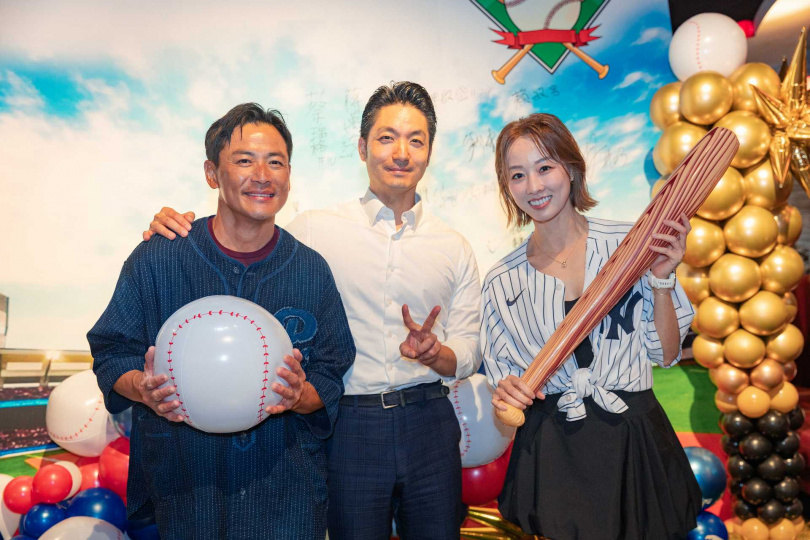 江宏恩（左起）、台北市長蔣萬安和夏語心一同參與東園少棒奪冠的慶功宴。（美福、台北市政府提供）