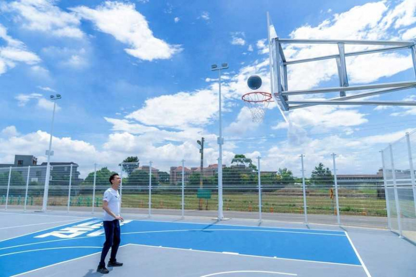 鄭朝方也在近日「星空籃球場」開幕儀式上三分線投籃小試身手。（圖／翻攝自竹北市公所媒體群組）