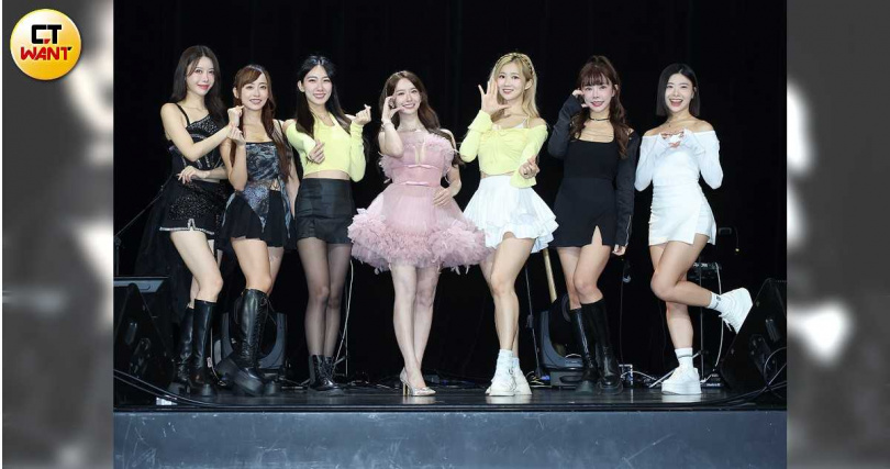 檸檬、禾羽、李雅英、巫苡萱、秀秀子等啦啦隊女神，一同發揮愛心，跨隊參與《禾你一起 羽毛同行 不浪了！公益演唱會》。（圖／楊澍攝）