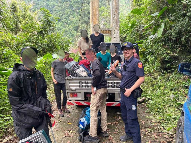 台灣師範大學登山社遇虎頭蜂大軍攻擊，在警消護送下先行下山。(圖／竹崎分局提供)