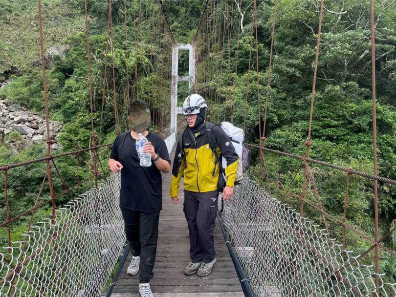 救援人員護送被蜂蟄傷隊員安全抵達行豐吊橋登山口，由救護車後送至嘉義基督教醫院治療。(圖／竹崎分局提供)