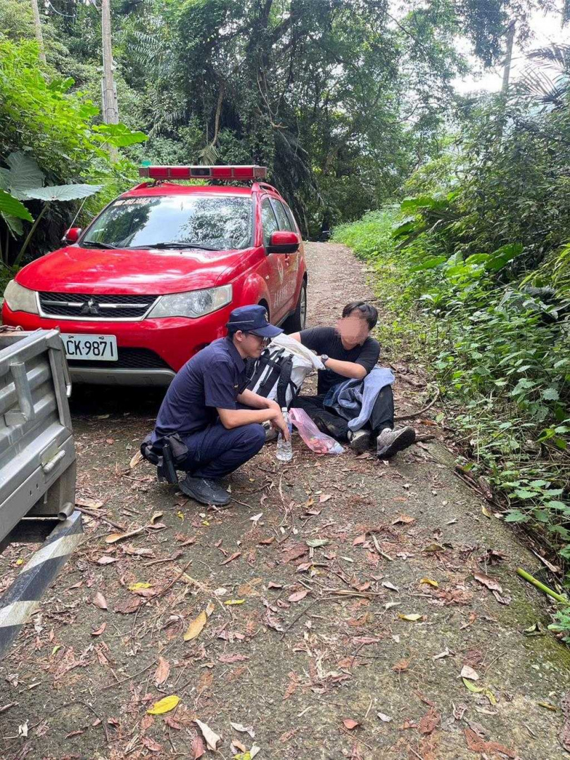 台灣師範大學登山社遇虎頭蜂大軍攻擊，嘉縣警消組救援隊上山協助。(圖／竹崎分局提供)