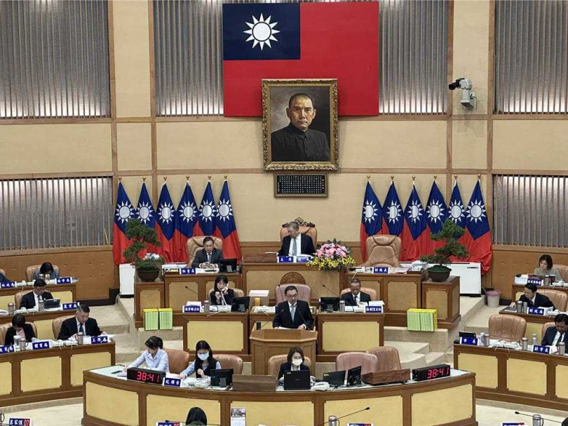 新北市議員陳乃瑜1日在議會質詢新北市長侯友宜時，當場代為轉達張爸爸的訴求，要求新北市府重視消防員處境。（圖／中國時報高鈞麟攝）