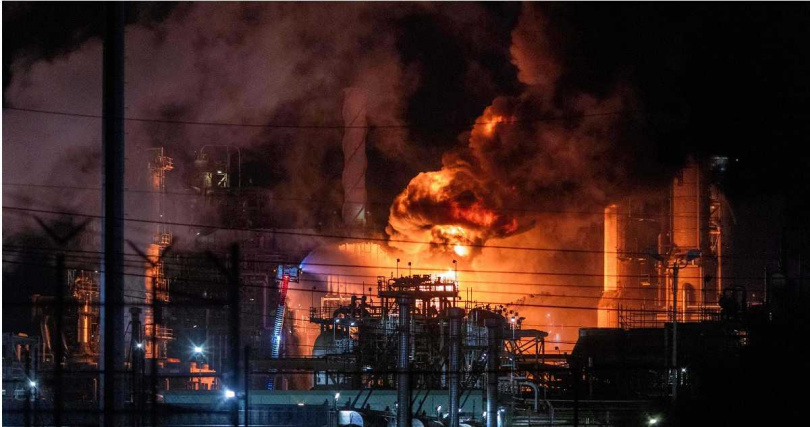 消防人員趕赴現場撲救,火勢一度引發居民恐慌,以為是核爆或地震。