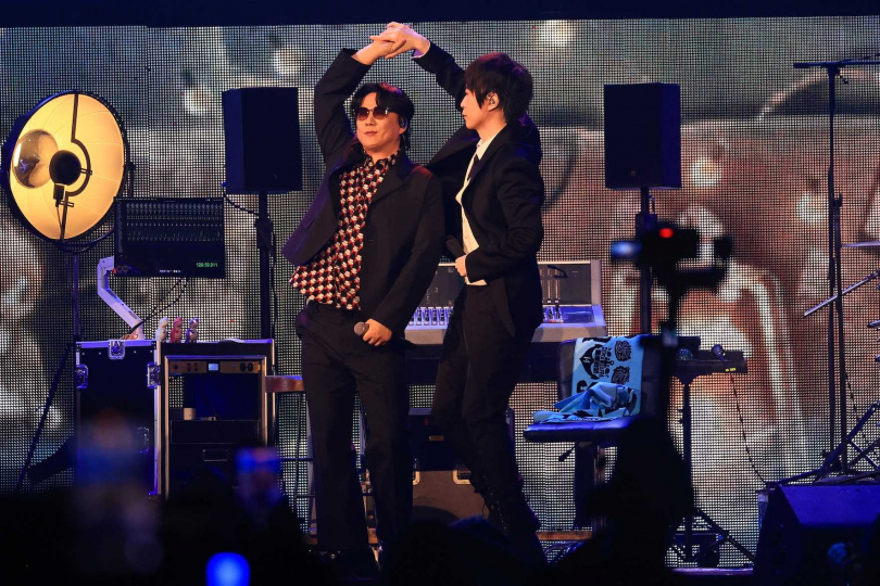 蕭煌奇和阿信在台上互動相當有趣。(圖/相信音樂提供)