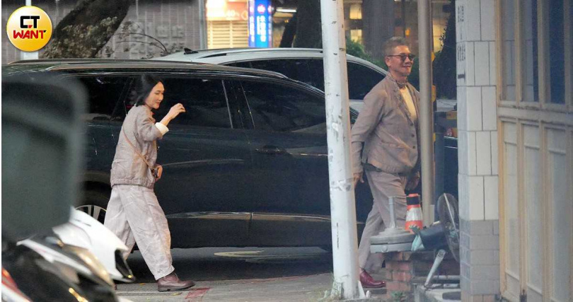 柯爸爸、柯媽媽搭車抵達派對現場。（圖／本刊攝影組）