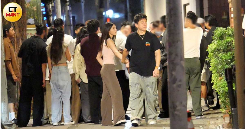 拍完團體照眾人還未解散前，王大陸拉著女友的手先行離去。（圖／本刊攝影組）