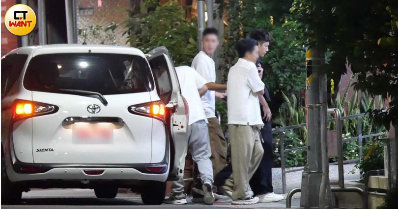 身為夜店王子的柯震東最後在朋友攙扶陪伴下搭車返家。（圖／本刊攝影組）