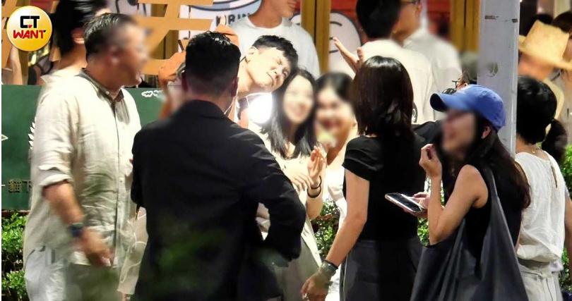 雖然還在跟女性友人們聊天合影，但此時柯震東似乎已經有明顯醉意。（圖／本刊攝影組）