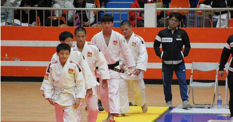 明德柔道隊被譽為「國手的搖籃」,議員廖宜琨認為資源該公平被分配,讓每位努力的孩子都受到支持。(圖/翻攝自明德高中柔道後援會臉書)