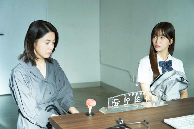 徐令姬在《咒你》中飾演為了讓女兒(裴秀珉飾)考上醫學院而煞費心機的母親。(圖/華映娛樂提供)
