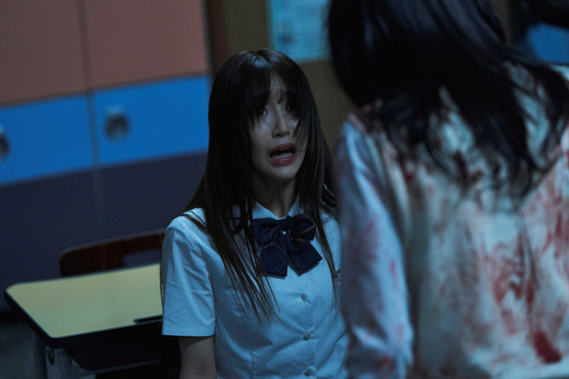 裴秀珉第一次演戲就挑戰恐怖片,要演出有如中邪般鬼魅的神情,更要以頭猛撞牆壁,徹底演出突破偶像面貌。(圖/華映娛樂提供)