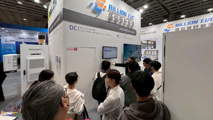 2025台灣國際智慧能源週，盛益晉好能源活動現場業務專業講解AC充電樁BH-2000。（圖片提供／盛益晉好能源）