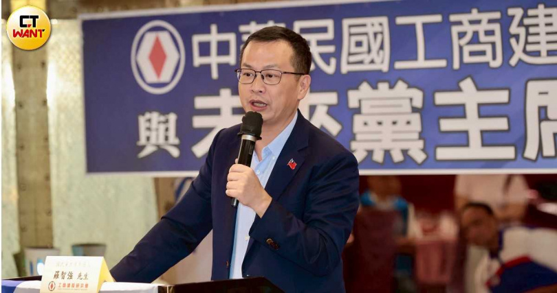 國民黨立委羅智強（中）認為中央放寬入關標準、地方又稽查不力，恐成非洲豬瘟破口。（圖／黃耀徵攝）